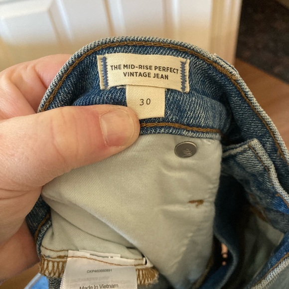 Madewell Mid-Rise Perfect Vintage Jean in Ainsdale Wash: Knee-Rip Edition - Picture 10 of 13